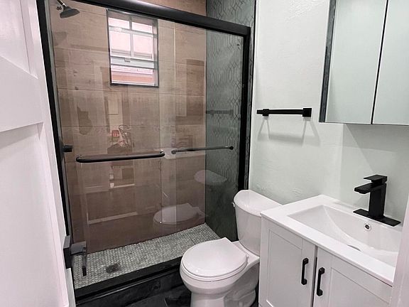 4th image of 802 SW 5th Avenue