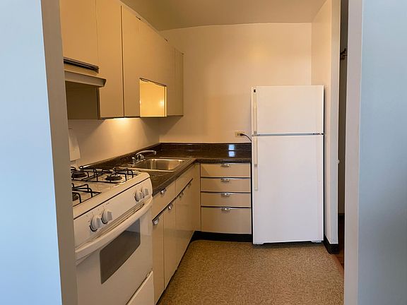 4th image of 3639 N Pine Grove Ave APT 19A