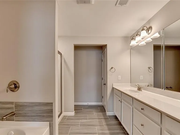 7245 Heritage Oak Ct — Photo 40