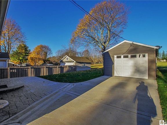3rd image of 37 Gwendolin Ave