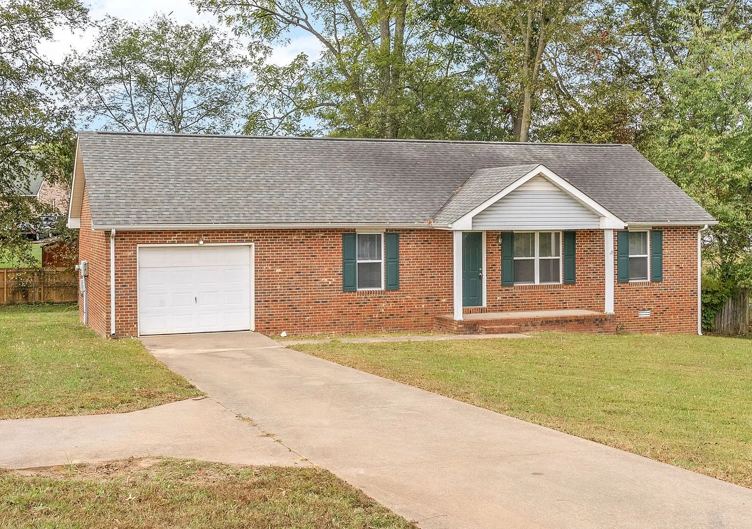 3 Bedroom 2 Bath Pet Friendly Home For Rent Near Heritage Park & Greenway! — Photo 2