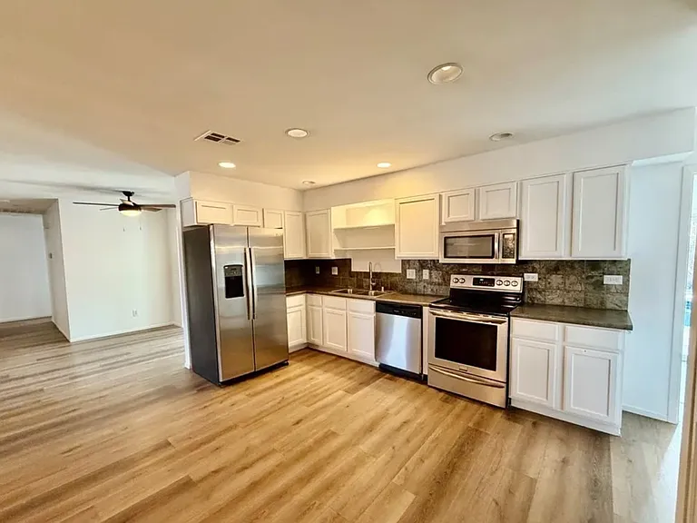 2107 Frontier Ave — Photo 3