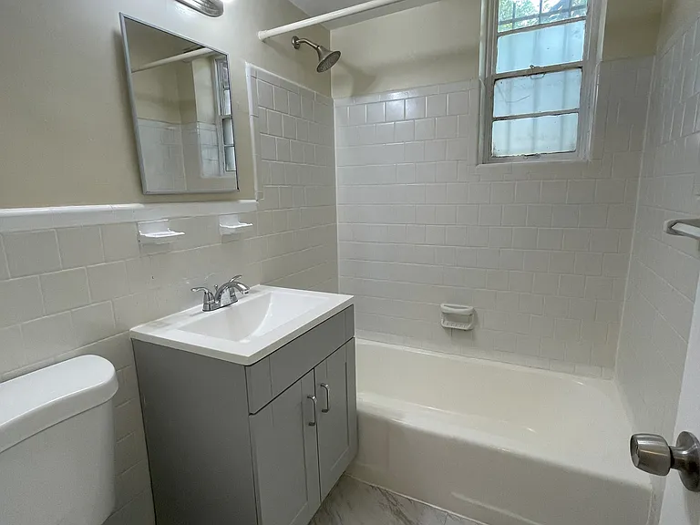 811 Barnaby St SE — Photo 15