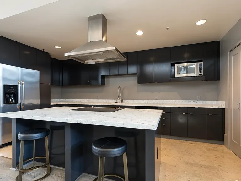 250 King St #1602 — Photo 5