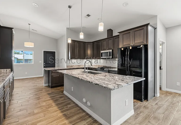 1558 W 5th St — Photo 7