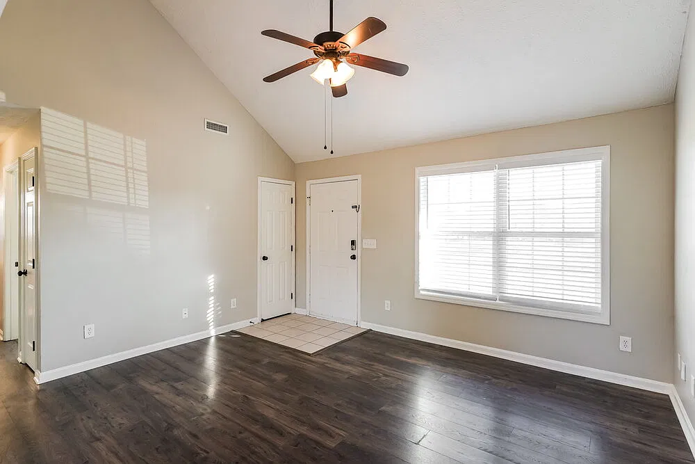 3 bed, 2.0 bath, 1226 sqft, $2,100 — Photo 3