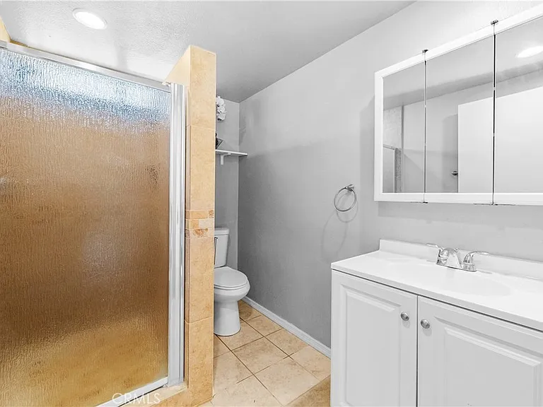 1407 Lakeside Ln — Photo 11