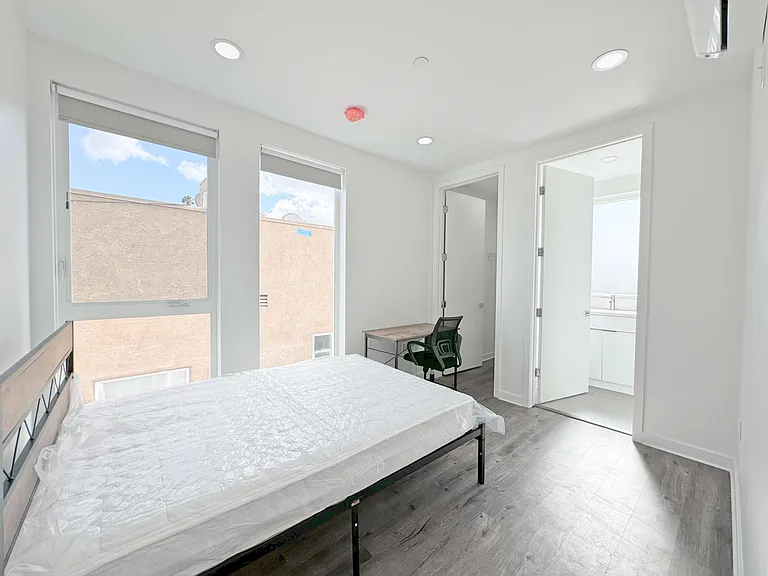 1165 W 39th St — Photo 19