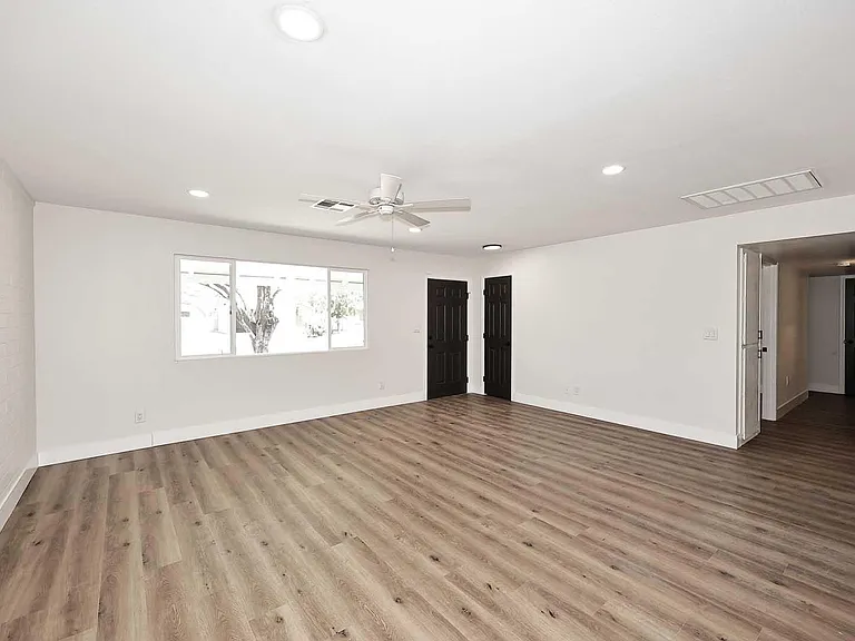 10537 W La Jolla Dr — Photo 7
