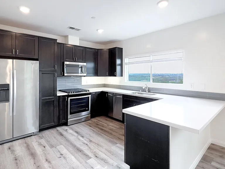Gorgeous Townhome w/ Rooftop Deck and Ocean Views Near USD — Photo 4