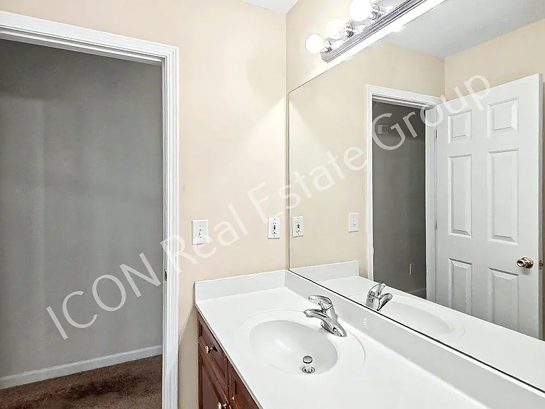 48 Golden Aster Trce — Photo 18