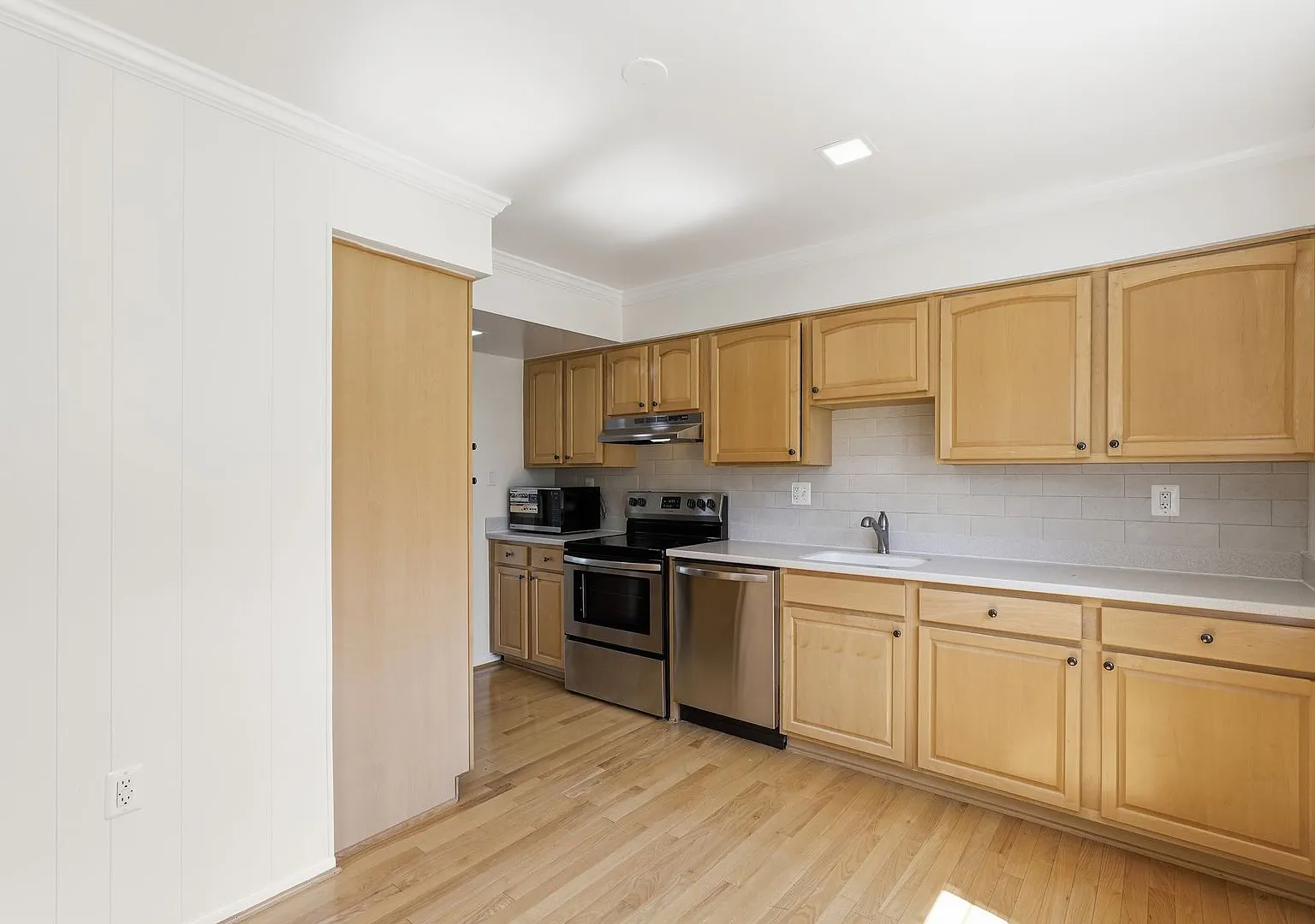 Beautifully Updated Townhome in Burke Station Square — Photo 4