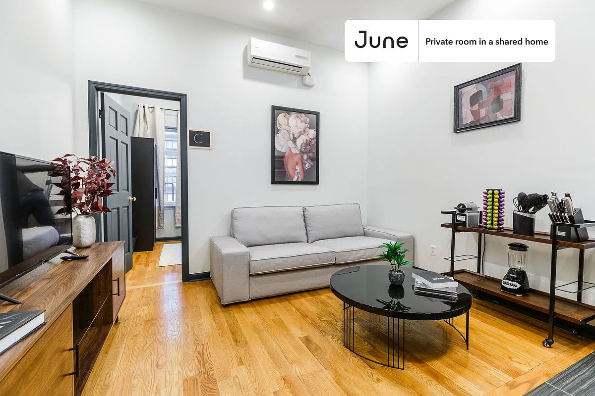 Twin bedroom in 3 bed/1 bath home in Upper East Side #274 B — Photo 3