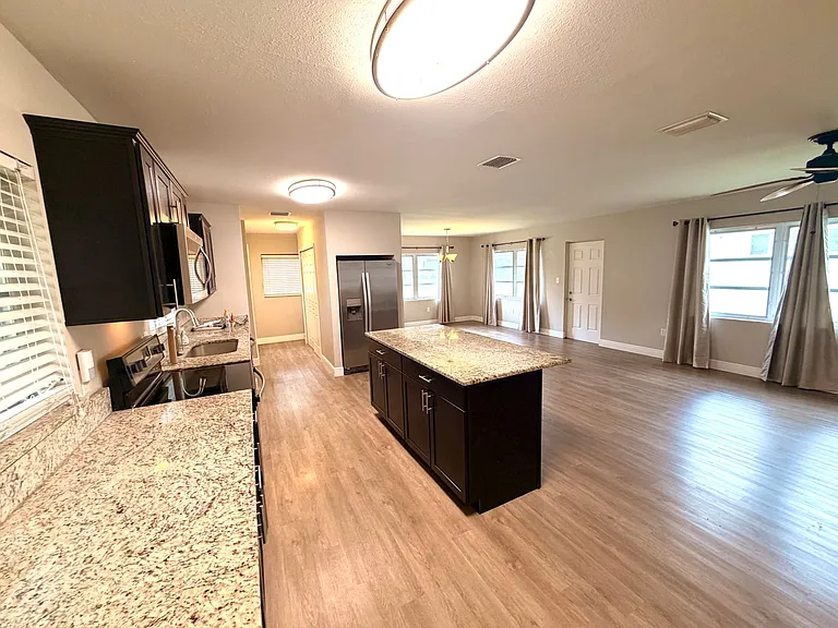 513 Balfour Dr — Photo 10