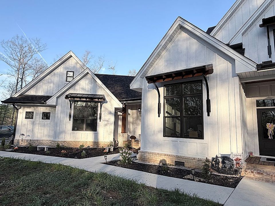2nd image of 682 Arrowhead Rd