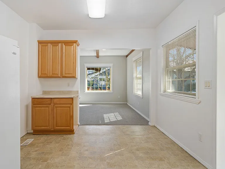 709 McKenzie Ave — Photo 11