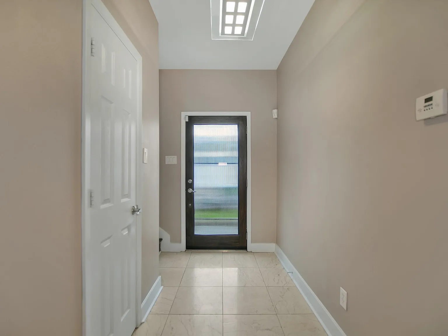 3 bed, 3.5 bath, 2581 sqft, $3,300 — Photo 3