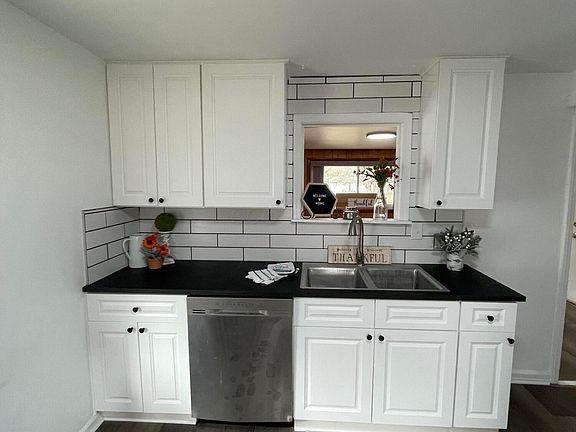 5th image of 134 Rosewood Ave