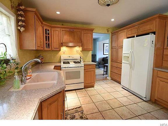 3rd image of 113 S Kensico Ave
