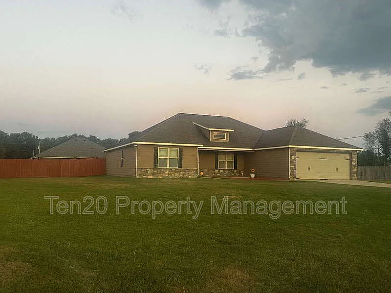 4 bed, 2.0 bath, 2066 sqft, $2,000 — Photo 2