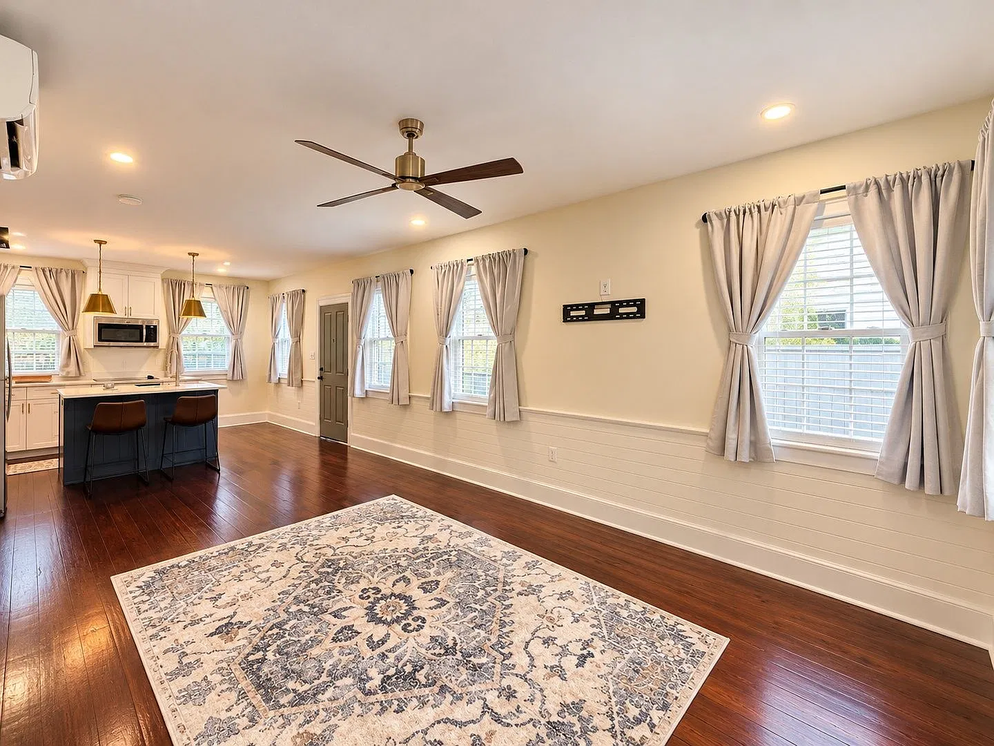 2 bed, 2.5 bath, 995 sqft, $4,000 — Photo 3