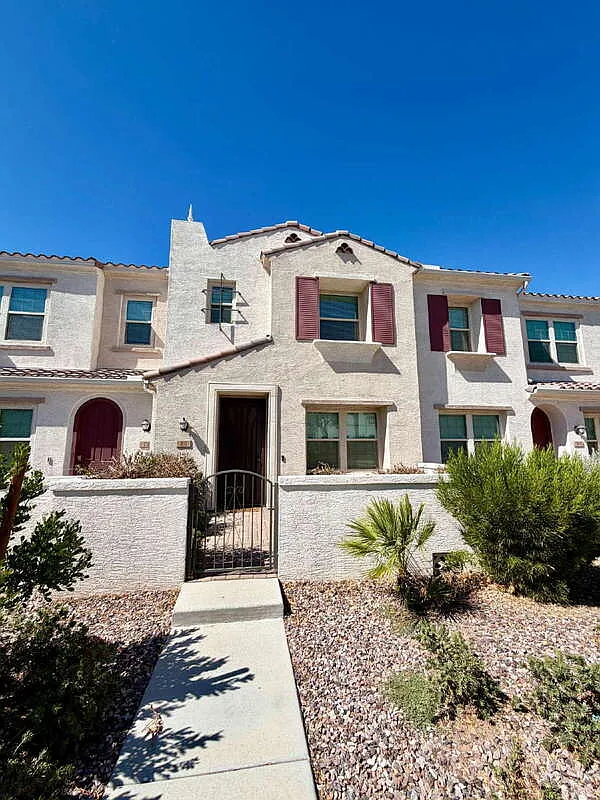3 bed, 2.5 bath, 1586 sqft, $2,300 — Photo 1