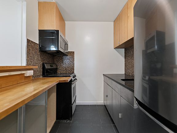 4th image of 7117 Park Ave APT A4