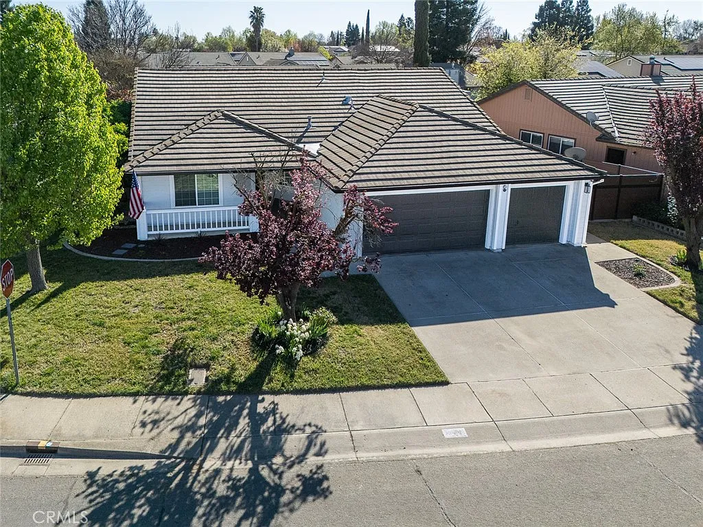 1805 Whispering Oaks Dr photo 1