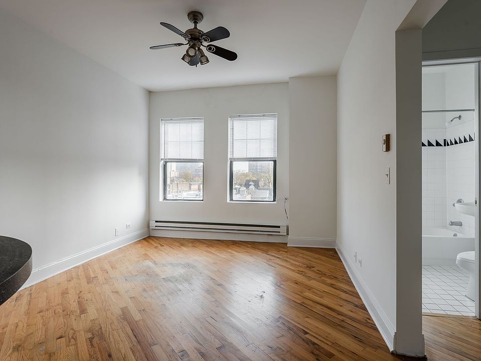 1st image of 840 W Montrose Ave #202
