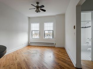 840 W Montrose Ave #202, Chicago, IL 60613