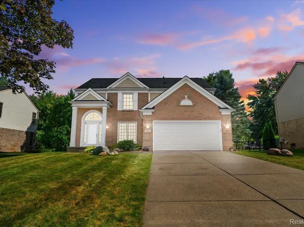 5749 Cherry Ln, West Bloomfield, MI 48324