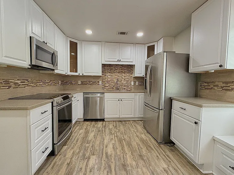 337 NE Sheila Dr — Photo 7