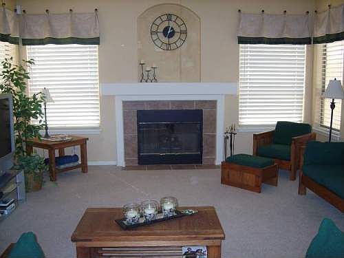 Family Room w/gas fireplace