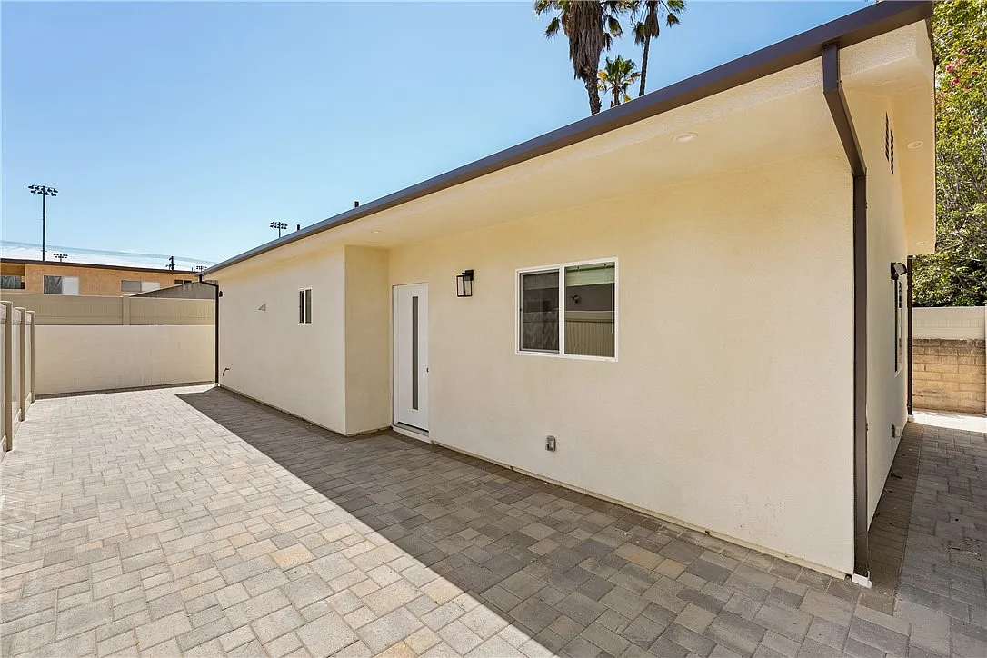 2 bed, 810 sqft, $3,100 — Photo 1