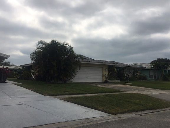 3rd image of 14906 Crown Dr