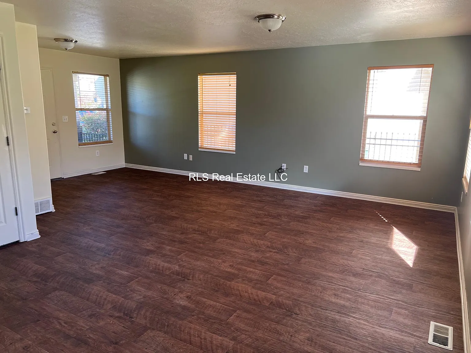 5 bed, 3.5 bath, 2590 sqft, $2,545 — Photo 2