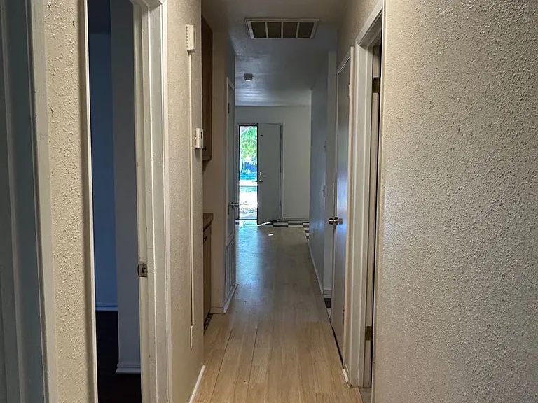 918 Cortina Dr — Photo 6