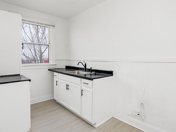 5th image of 9839-45 Woodside B 2n Right