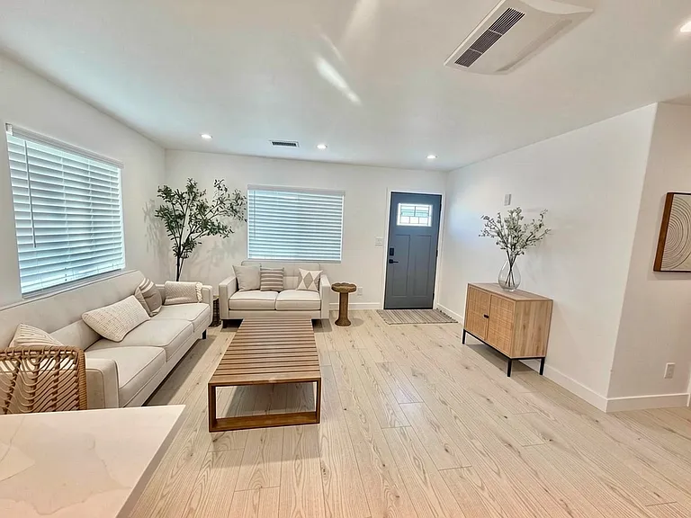 5354 Sierra Vista Ave #B — Photo 2