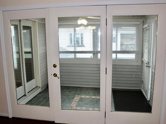3rd image of 259 Lakefront Blvd