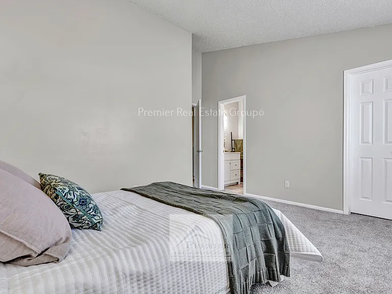 806 London Green Way — Photo 16