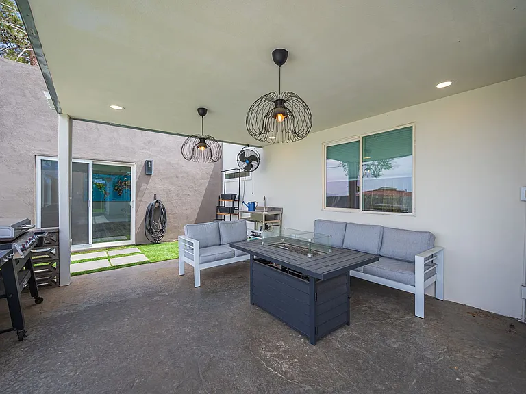 330 E Country Club Dr — Photo 17