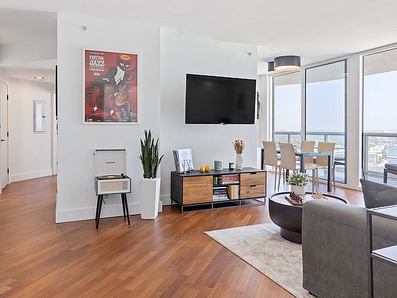 5th image of 6365 Collins Ave #3911