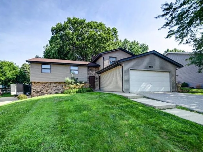 6918-6922 Chester Dr — Photo 1