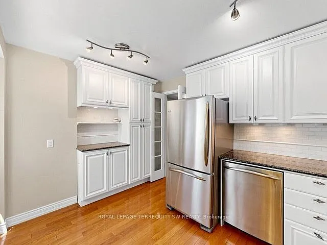 601 Roehampton Ave — Photo 4