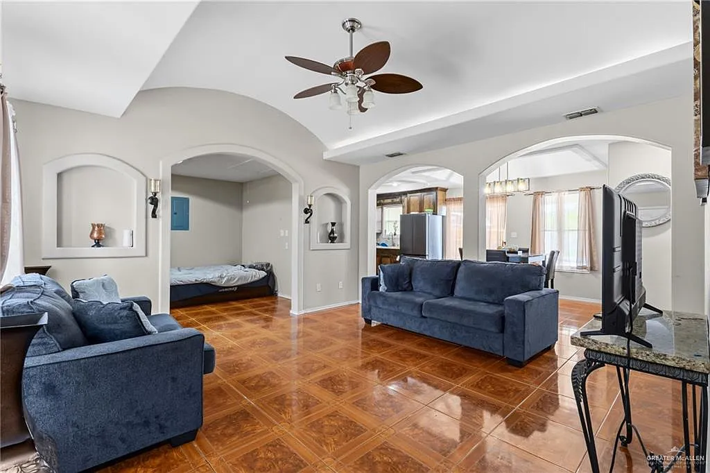 3 bed, 2.0 bath, 1140 sqft, $1,650 — Photo 2