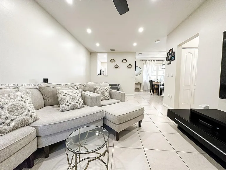 130 Riverwalk Cir #130 — Photo 2