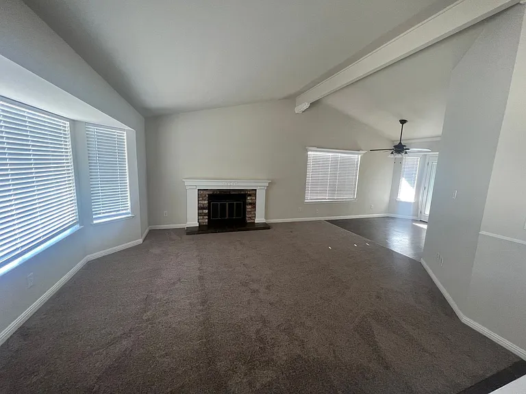 561 Amanda Ct — Photo 2