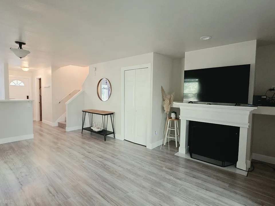 833 SW Sunset Blvd
