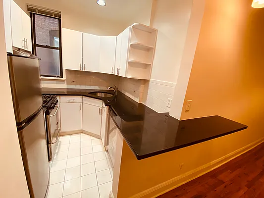 Rented by Metropolis Real Estate of Manhattan | media 36